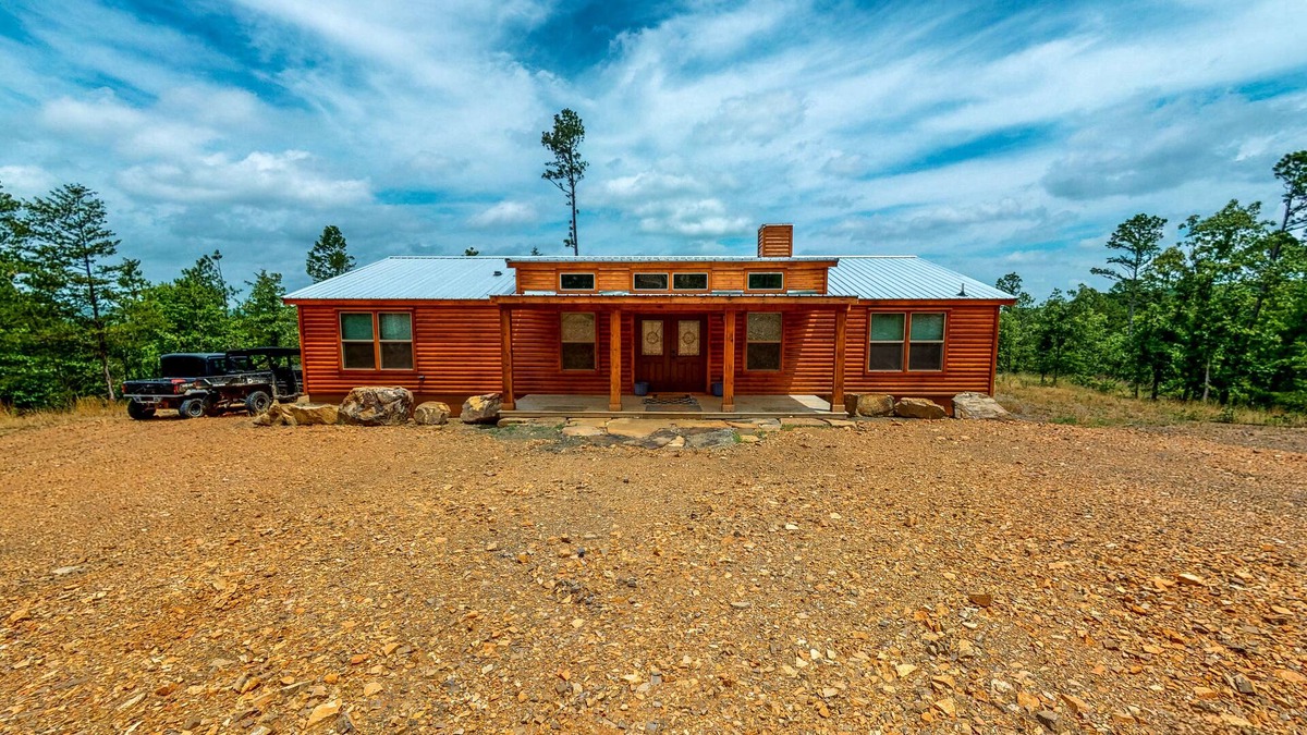 Stringtown House | Log Cabin in the Woods - Channel Access, Kayaks, Canoe, Firepit, Dog-Friendly