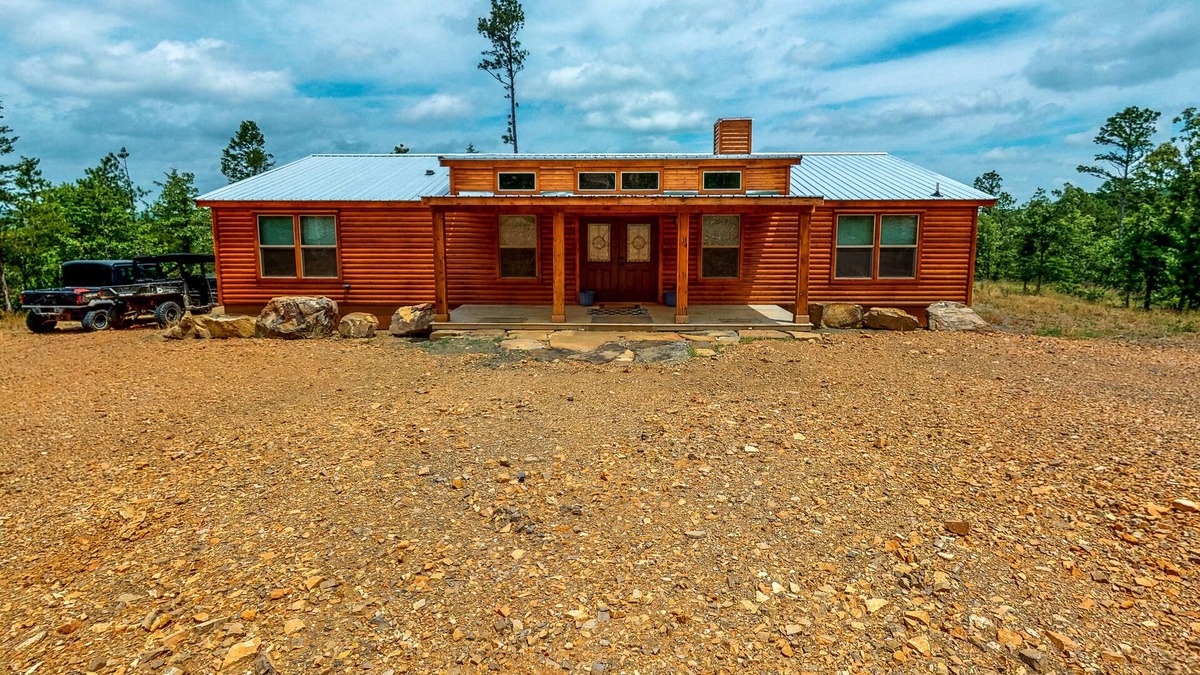 Stringtown House | Log cabin in the woods - channel access, kayaks, canoe, firepit, dog-friendly