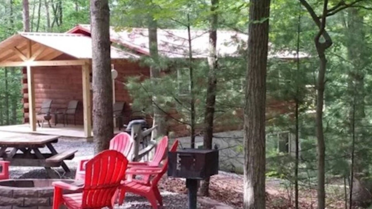 Huntingdon Cabin | Log Cabin in Wooded Area Near Raystown Lake Boat Access