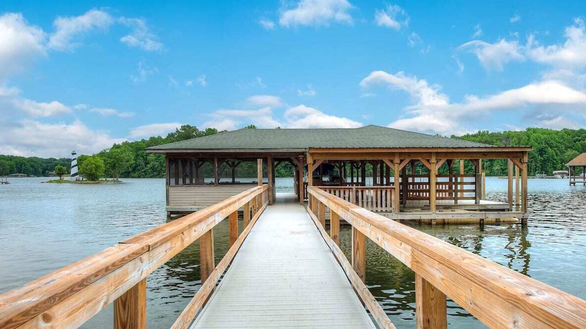 Mineral House | Log Cabin Living on Lake Anna - Warm side