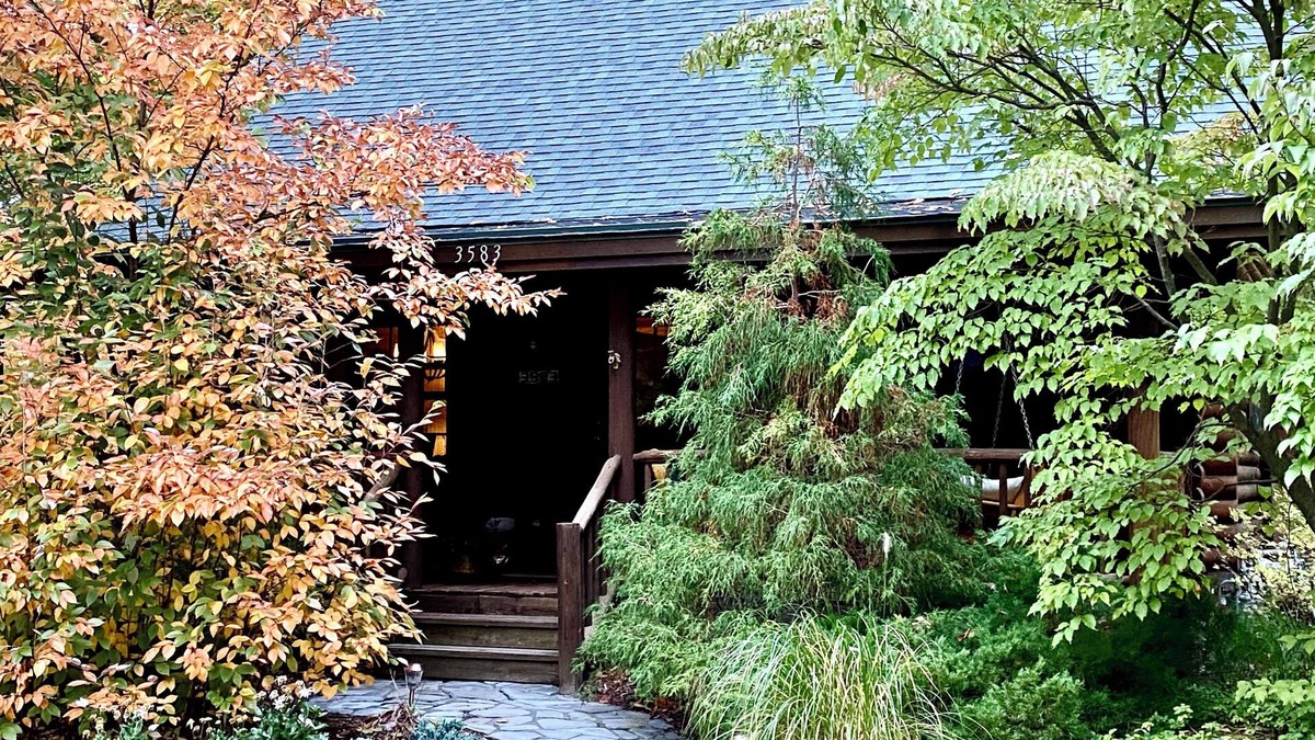 Saugatuck Cabin | Log Cabin Luxury on Beautiful Goshorn Lake & Minutes from Downtown Saugatuck