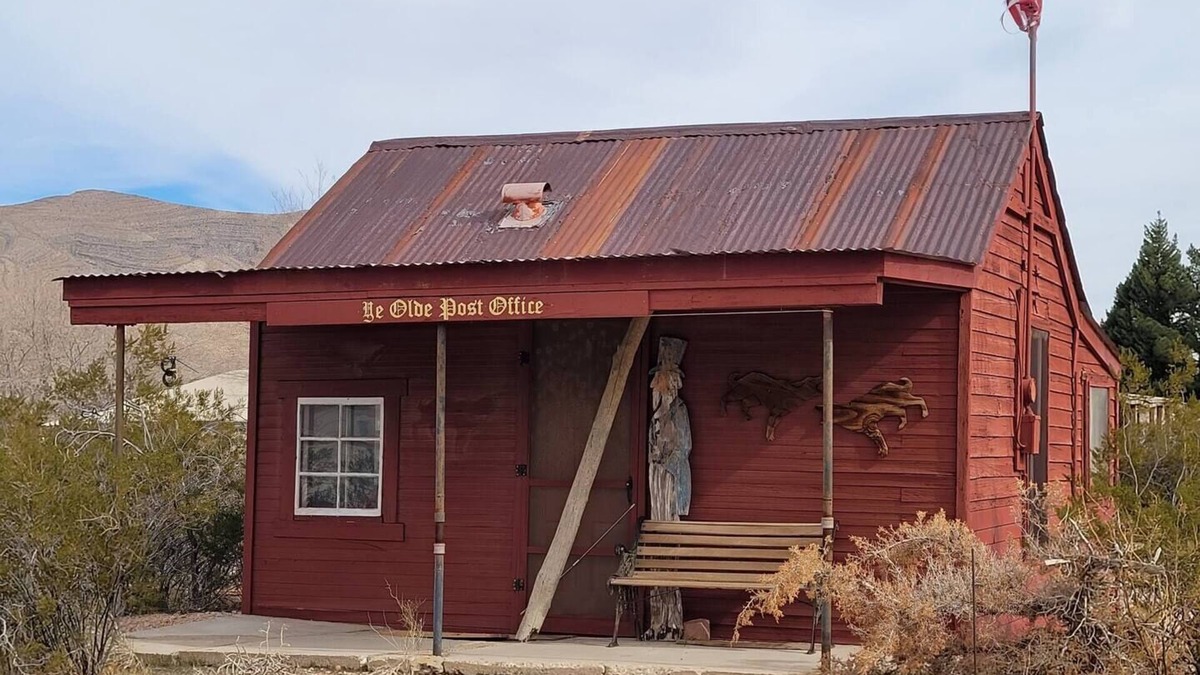 Goodsprings House | Log Cabin near Las Vegas ~ West Bungalow