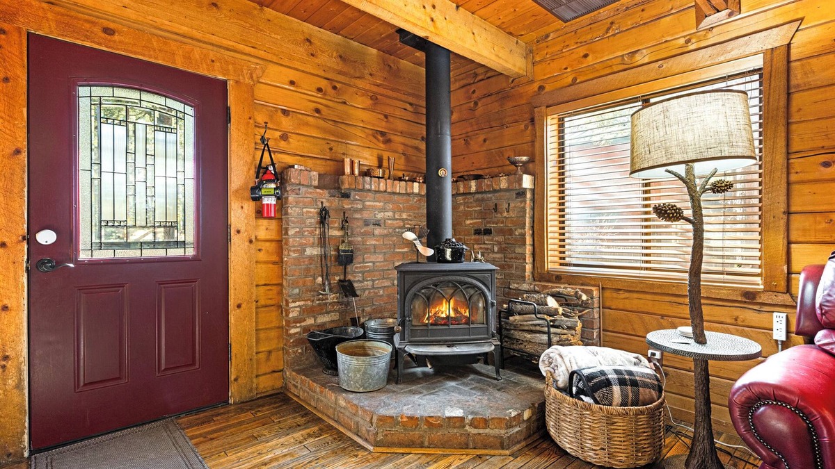 Kachina Village Cabin | Log Cabin Near Trails, Fully Fenced, Central to Grand Canyon Sedona Williams