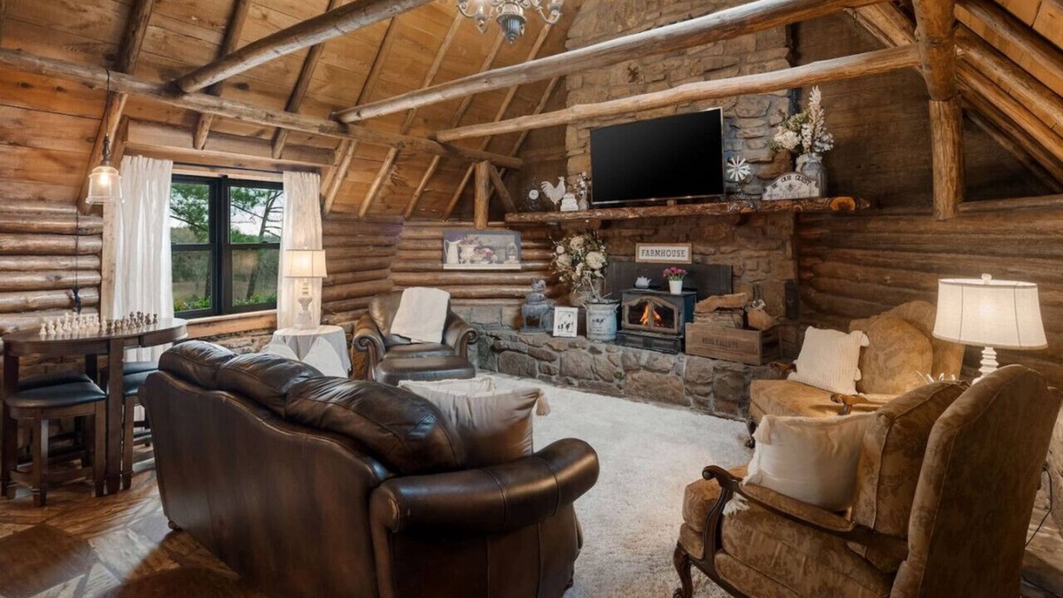 Rudy House | Log cabin on 100 acres-Wifi-Kitchen-Wildlife-The Cuddly Cow