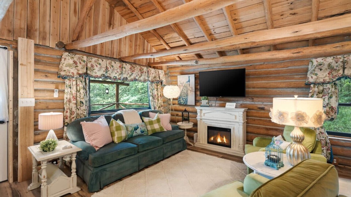 Rudy Cabin | Log cabin on 100 acres-Wifi-Kitchen-Wildlife-The Pampered Peacock
