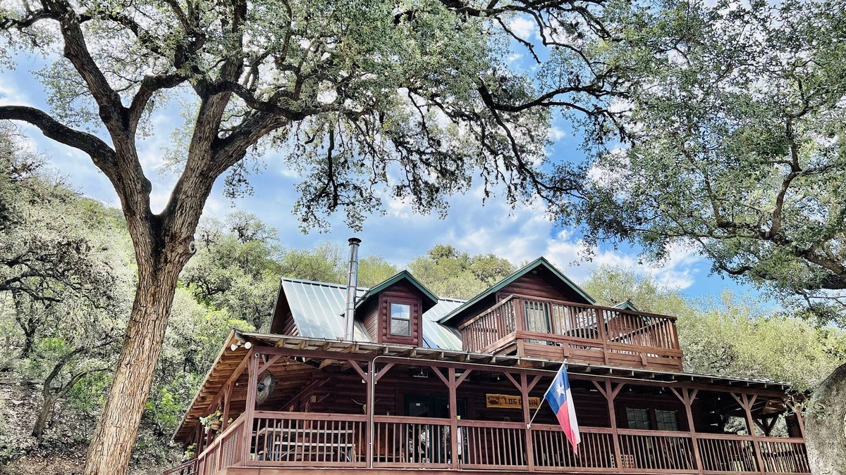 Sabinal House | Log Cabin on River Road