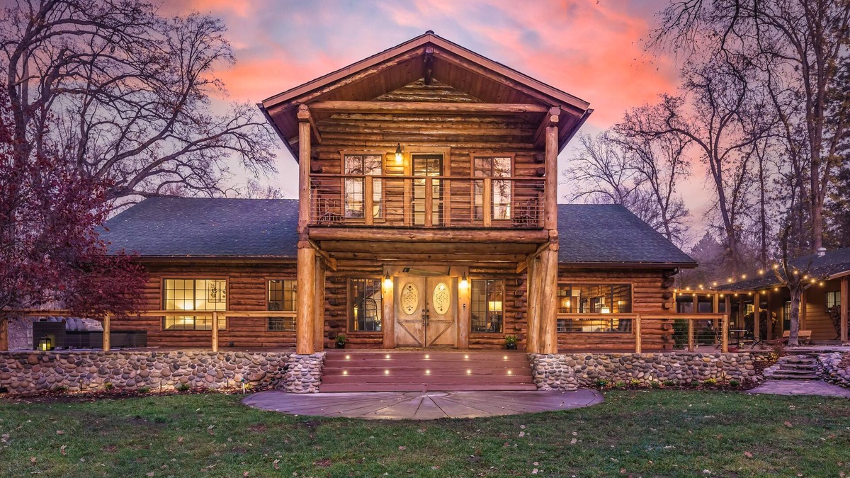 Ahwahnee House | Log Cabin sleeps 20 with hot tub, EV Charger, firepit