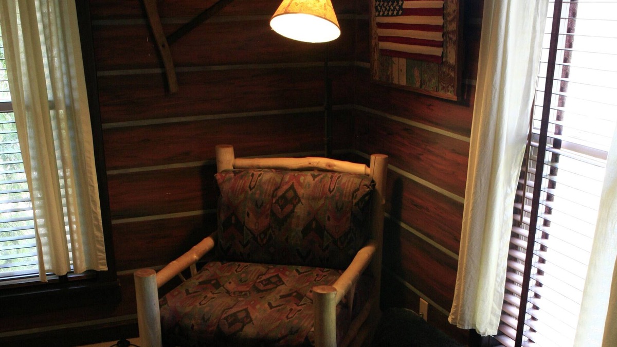 Utica House | Log Cabin -Standard-Queen-Private Bathroom ( no pet)