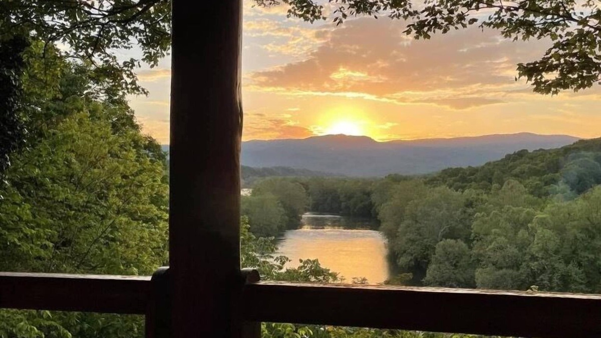 Front Royal Cabin | Log Cabin with a spectacular view of the Shenandoah River and the Massanutten Mo