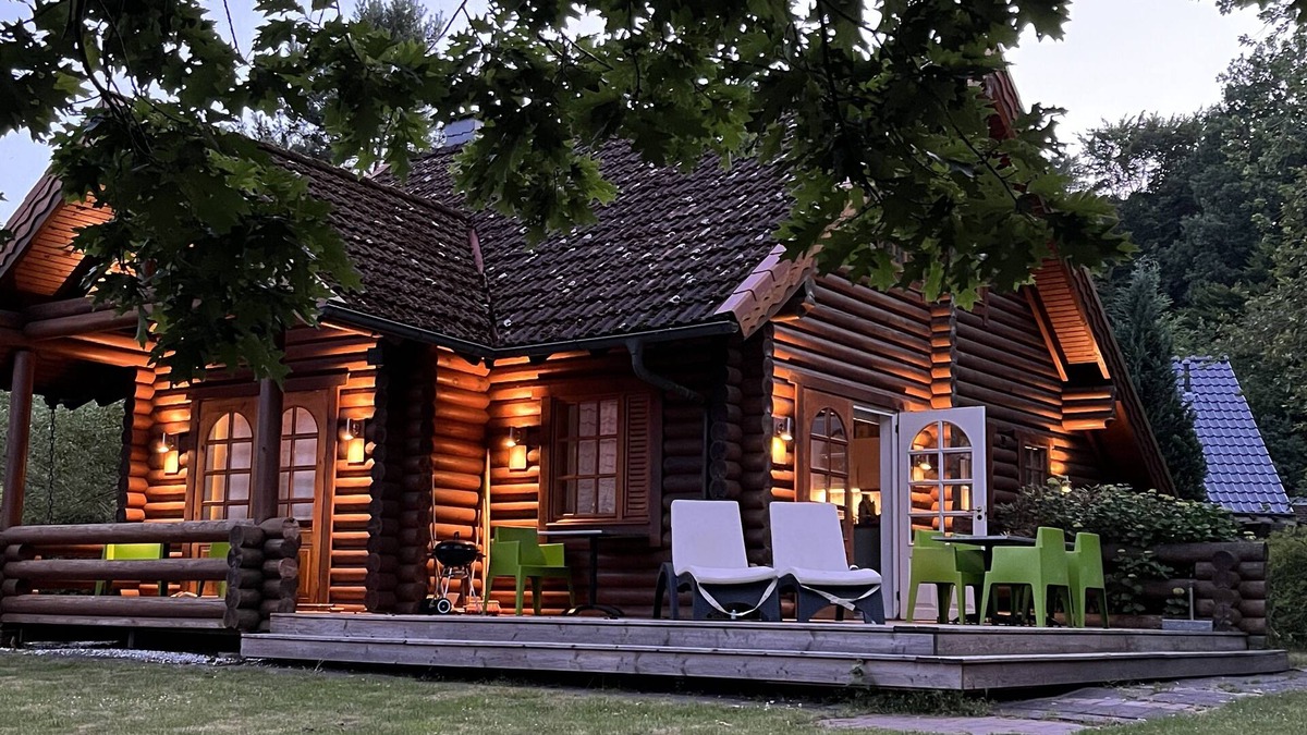 Wiefelstede House | Log cabin with WLAN directly on the lake: "TRAUMHAFTER IDYLLE"