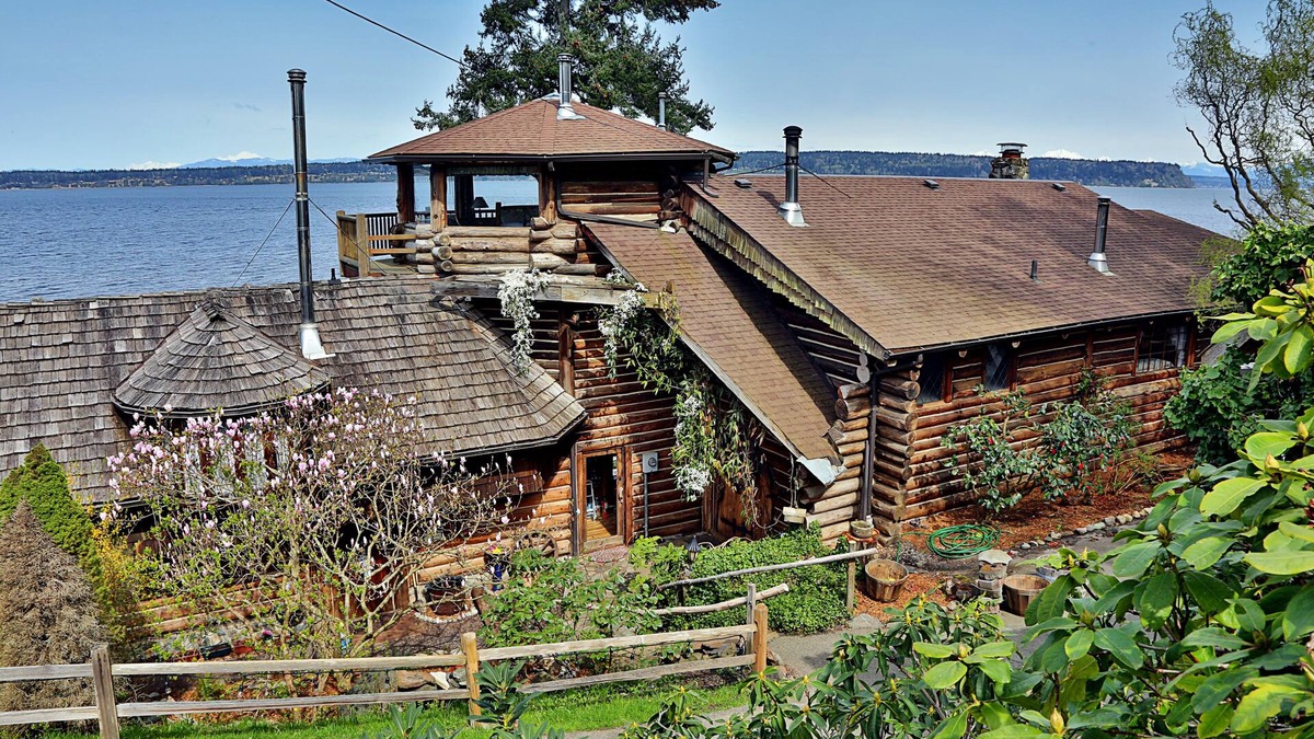 Langley House | Log Castle - On the Beach, Expansive Sound/Mountain View