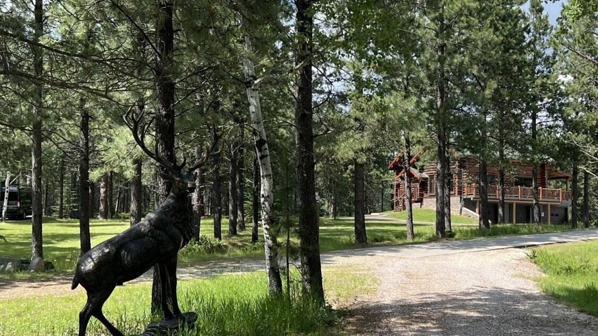 Roubaix House | Log Home in the heart of the Black Hills. Deadwood. Sturgis.