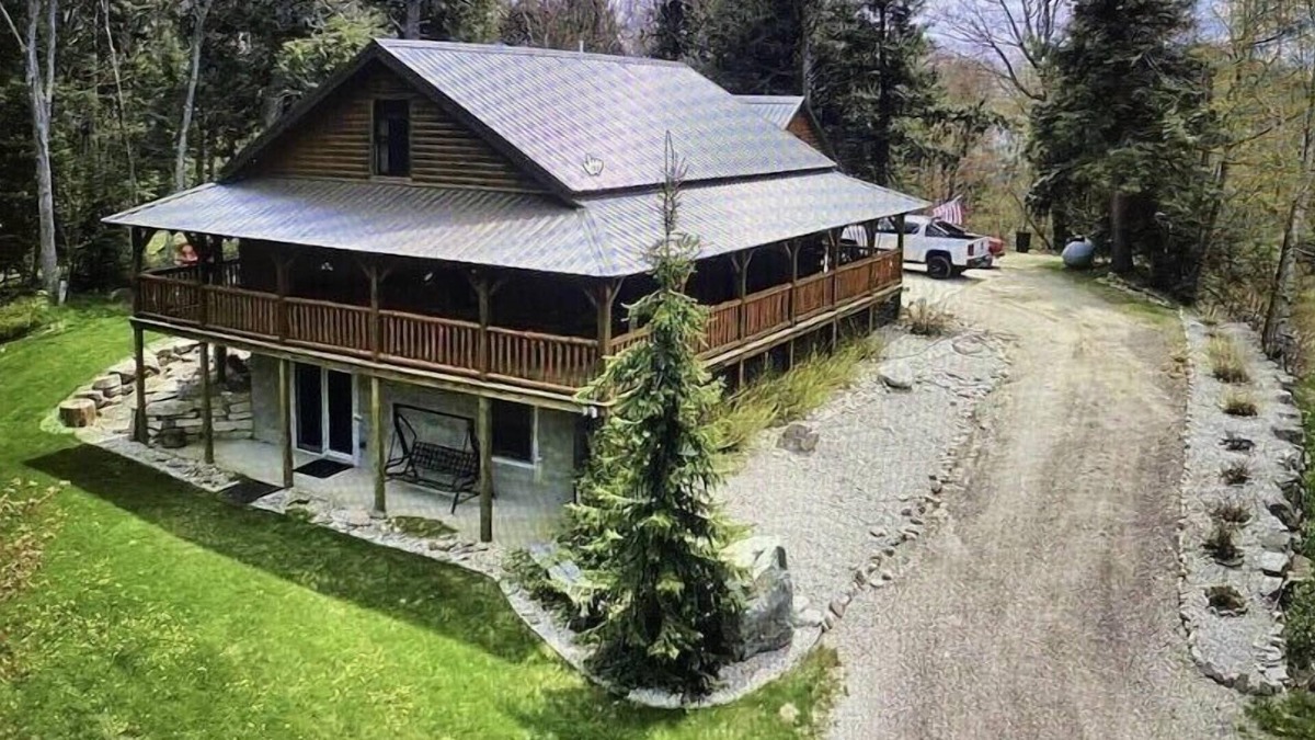 Newberry House | Log Home Located on Lake Muskallonge