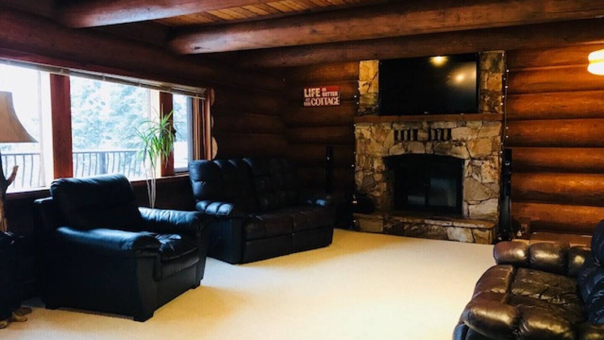 Boswell House | Log Home on Kootenay Lake, 3 bdrm, 2 bath, 2 king beds and 1 queen, Hot Tub.