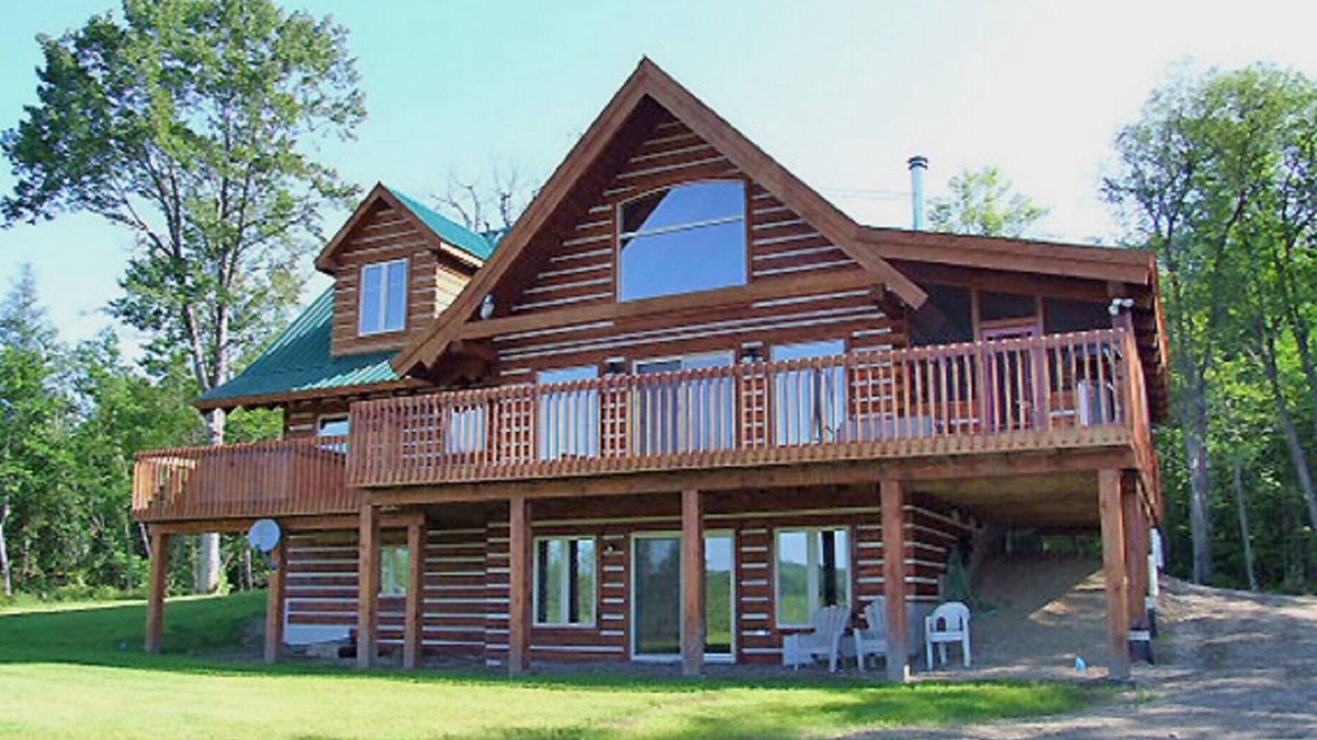 Algonquin Highlands Cottage | Log Home On Private Lake With 300 Acres, 8 Km Of Nature Trails And Inground Pool