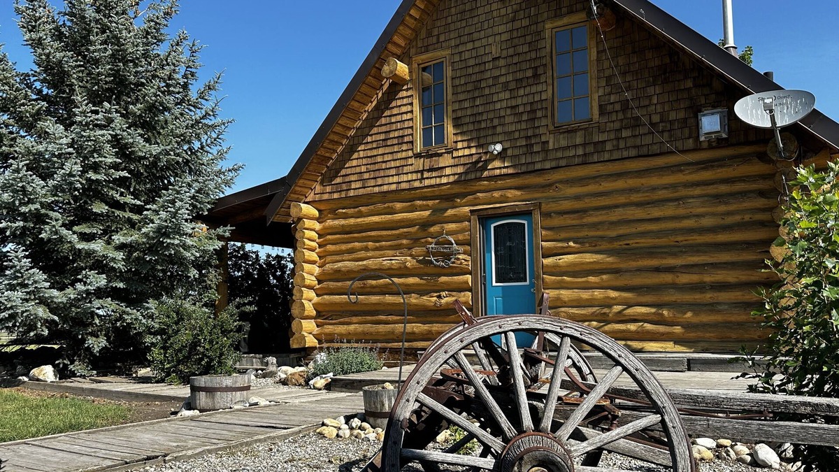 Calgary Cabin | Log Home Quiet and close to Calgary