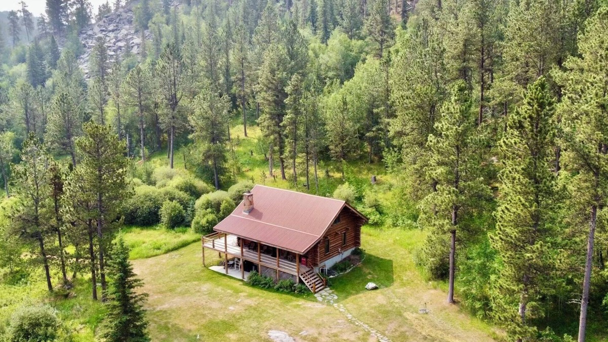 Custer House | Log Home, secluded on a creek