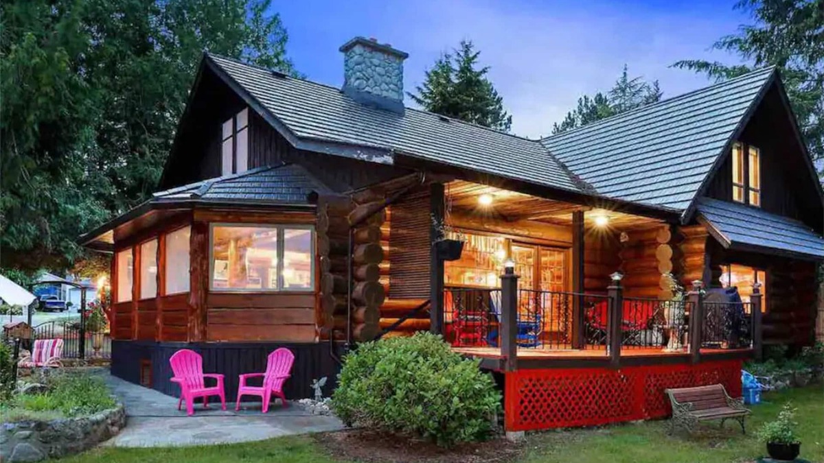 Union Bay Ski Chalet | Log Home with 4 bedrooms 3 bathrooms