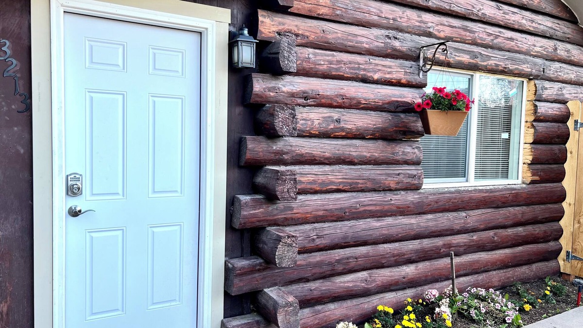 Spenard Cabin | Log house in heart of Anchorage