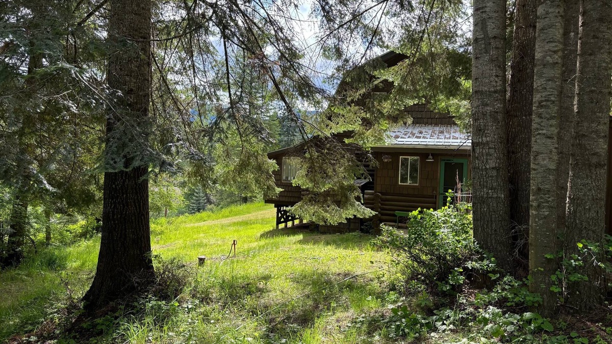 Cataldo Cabin | Log House on acreage, 30 min east of Coeur d’ Alene near Rose Lake and Medimont