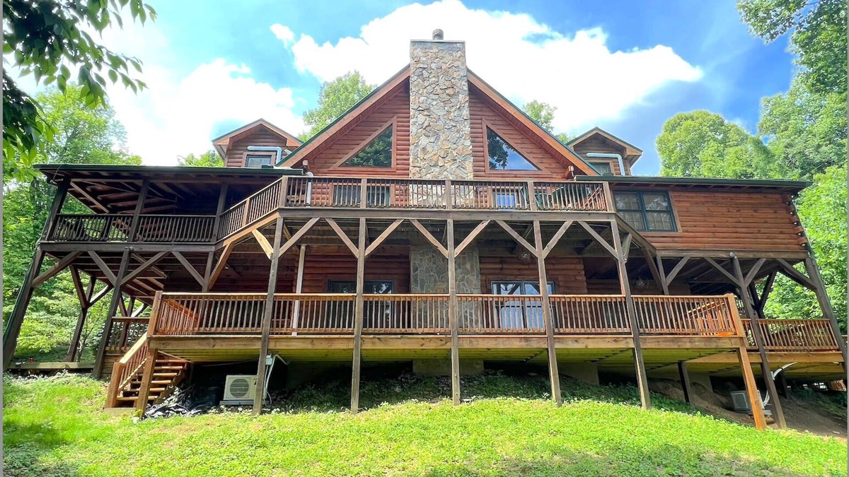 Waynesville House | Log Lodge, Breathtaking Views, Hot Tub, Fire Pit, Wifi