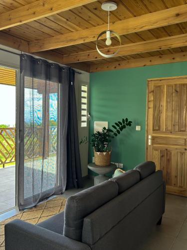 Sainte-Rose Apartment | Logement Émeraude