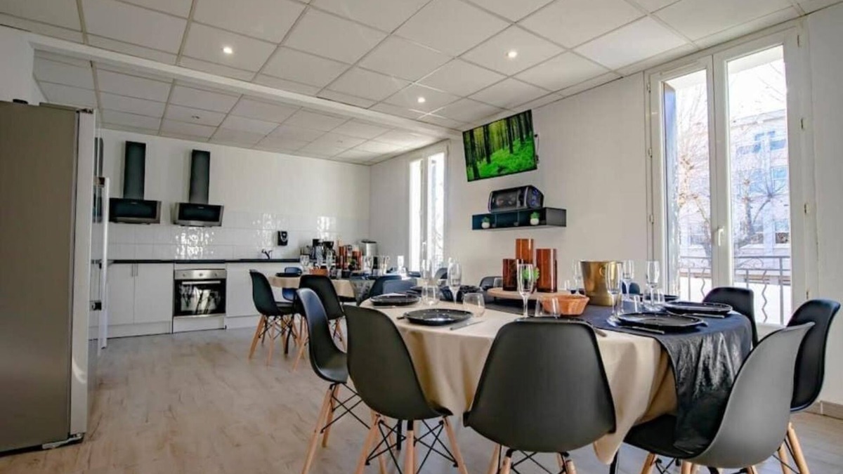 Clermont-l'Herault Apartment | Logement spécial groupe - 310 m² - Work&Play 1 1