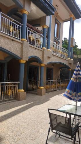 Yaounde Apartment | LOGIS D'HERGUINE - SUITE AGNES - 4 personnes - Piscine - Salle de Mariage