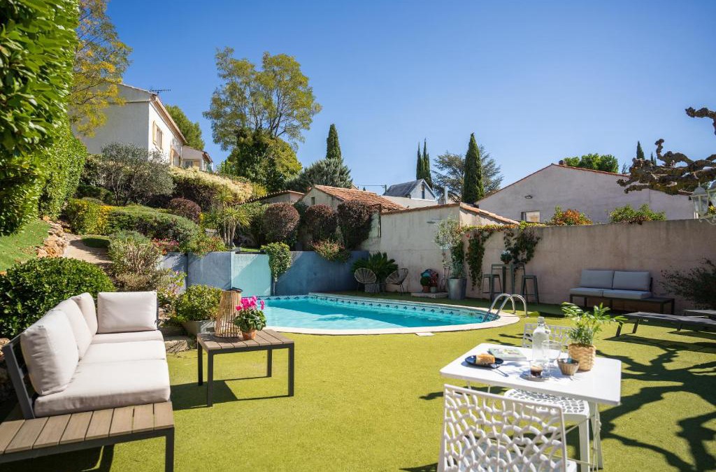 La Bouilladisse Hotel | Logis Hôtel La Fenière