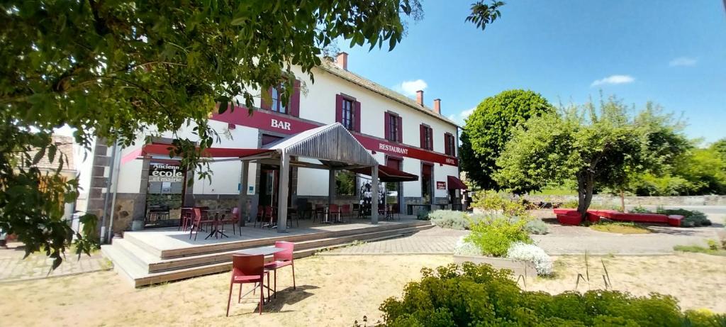 Saint-Remy-de-Blot Hotel | Logis hôtels Auberge du Château