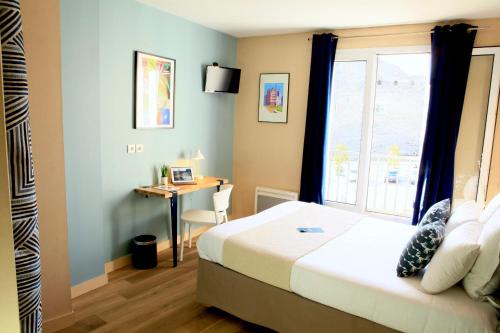 Downtown Angers Hotel | Logis Hôtels- Hôtel Marguerite d'Anjou Angers château