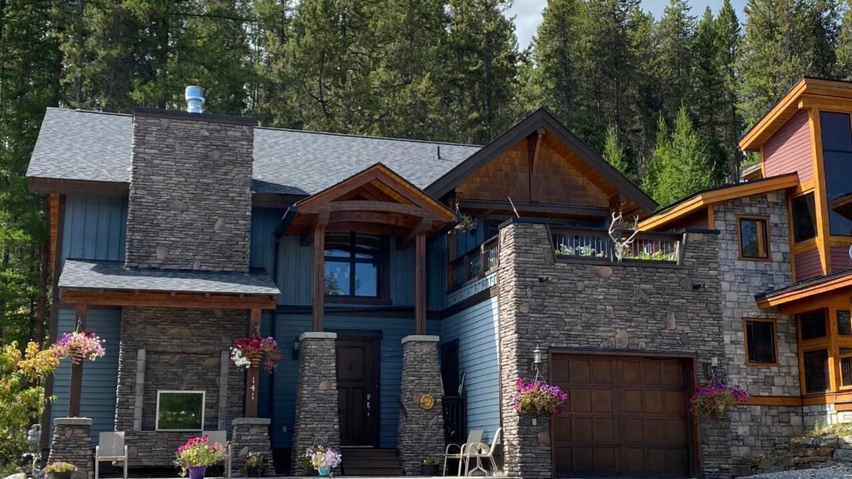 East Kootenay House | Logues Lodge Kimberley Chalet @ Ski Hill & across from Trickle Creek Golf Course