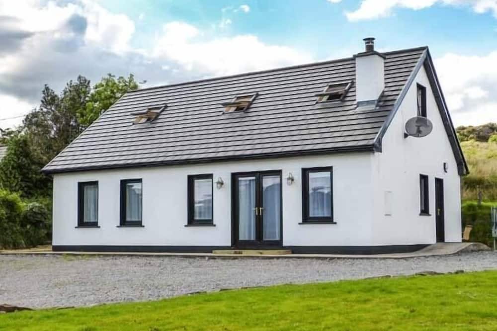 Cloghan Cottage | LOISTIN COIMIN, family friendly in Ballybofey, County Donegal