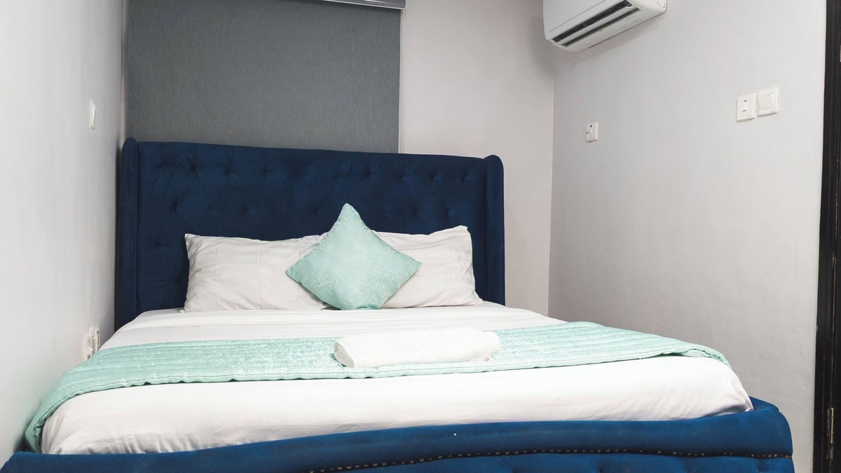 Yaba Hotel | Lolite 1-bedroom hotel in brilliant Lagos with AC