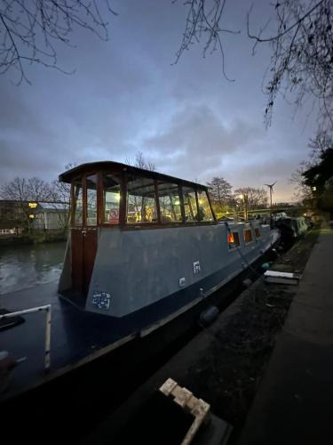 Little Venice House | London Dutch Barge - Sleeps 3 & Cosy Fireplace