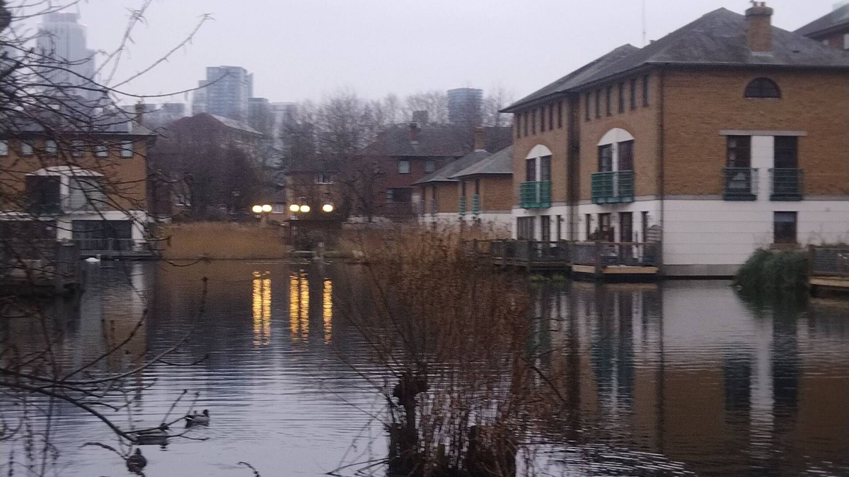 Surrey Docks Apartment | London Hideaway - Thames river walk Canada Water zone