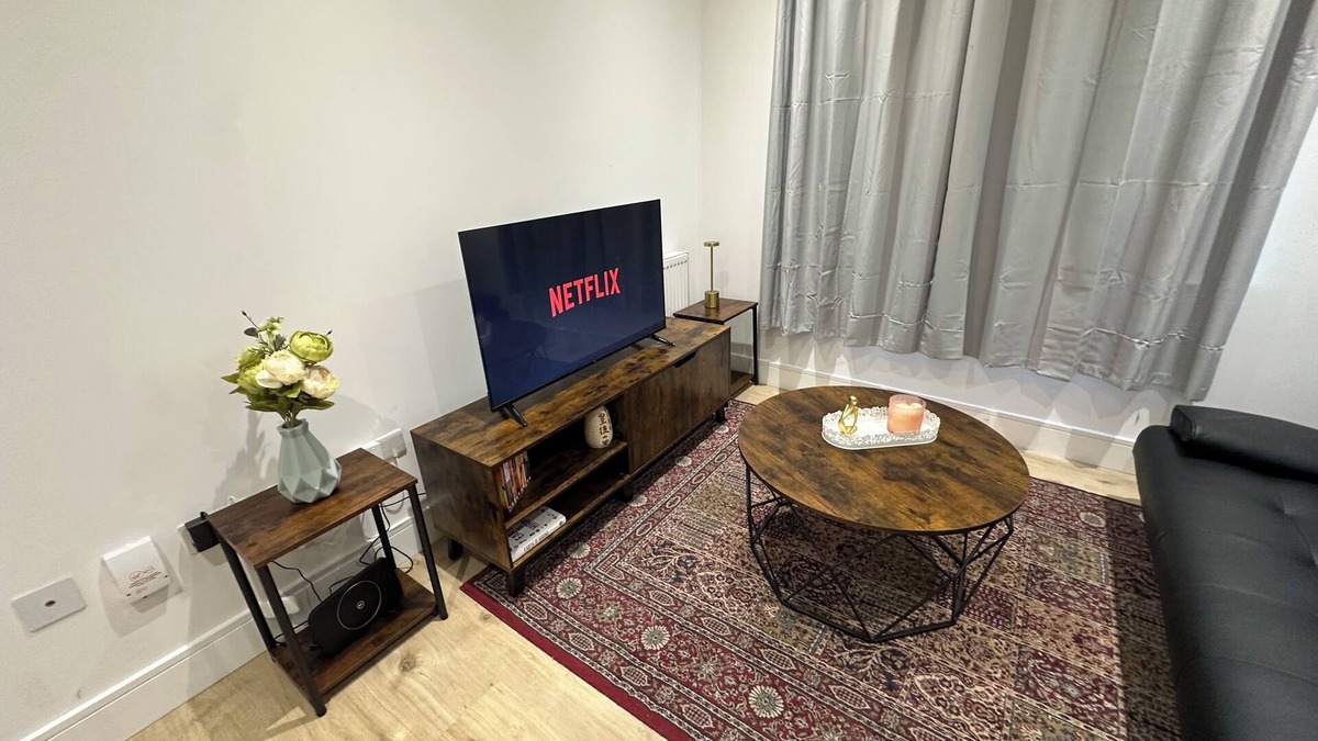 Luton Apartment | London Luton 1 Bedroom Apartment Sleeps 4 - Airport 7 Mins - Train Station 1 Min