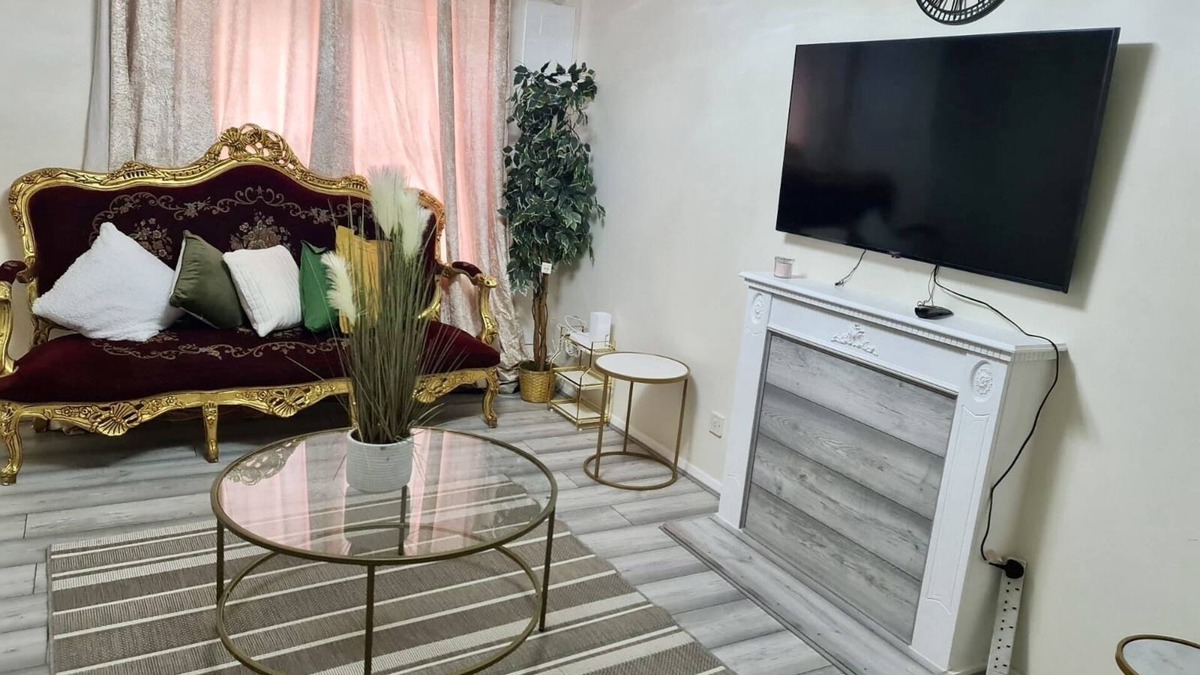 Thamesmead House | London - Sleeps 4 - Parking - Garden - PetFriendly