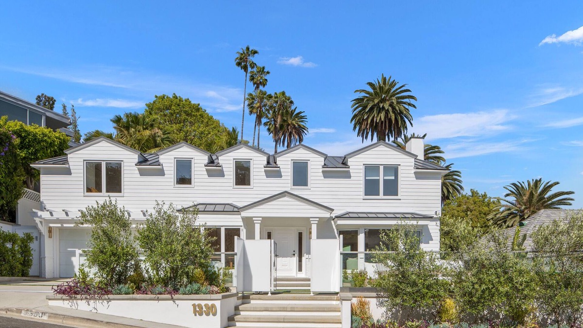 Hollywood Hills West Villa | London Villa - Striking Modern Cape Cod in the heart of the Sunset Strip.