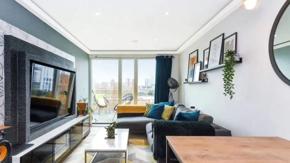Stratford and New Town Apartment | LondonAprt/1Bed/Balcony/Gym/Tv/Wifi