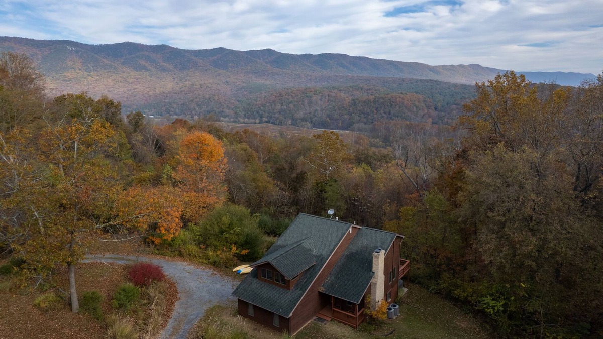 Rileyville House | Lone Bear Cabin: Lv2 EV, WiFi, River Access, Mountain Views, fireplace, hot tub