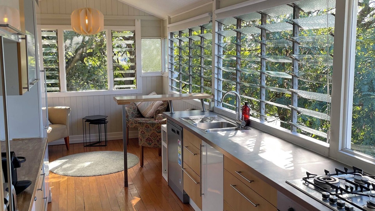 Enoggera House | Lone Pine Lodge - great for business, family, pets