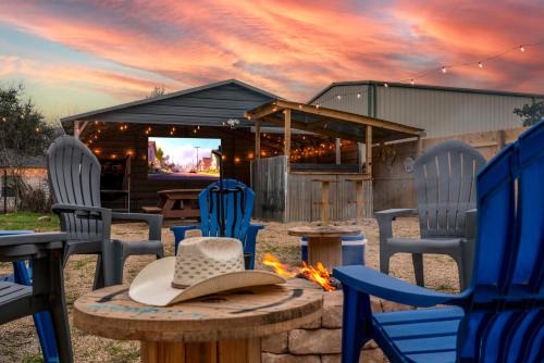 Canyon Lake House | Lone Star Getaway I Rec Barn I Fire Pit Nights I Movie Night Projector