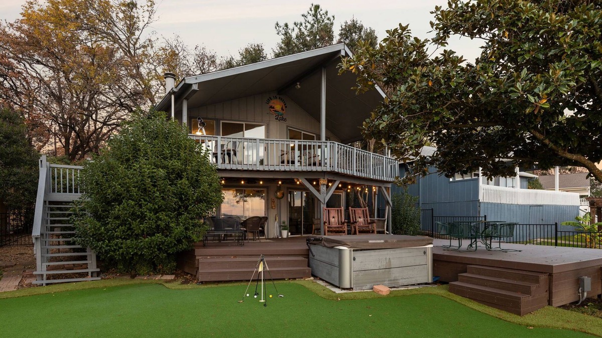 Mabank House | Lone Star Lake Cottage, SUNSET VIEWS, NEW deck/boat dock/putting green