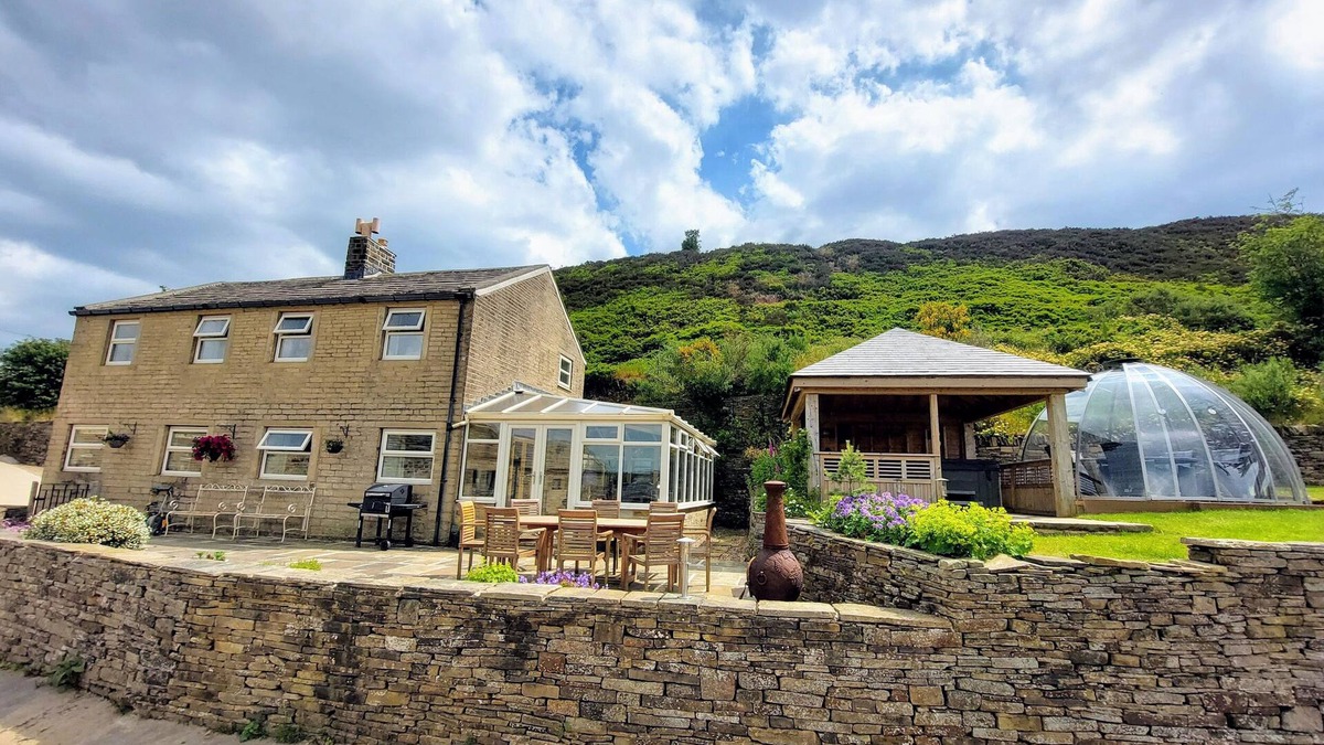 Hepworth Cottage | LONG ING FARM, pet friendly, with hot tub in Hade Edge, Yorkshire