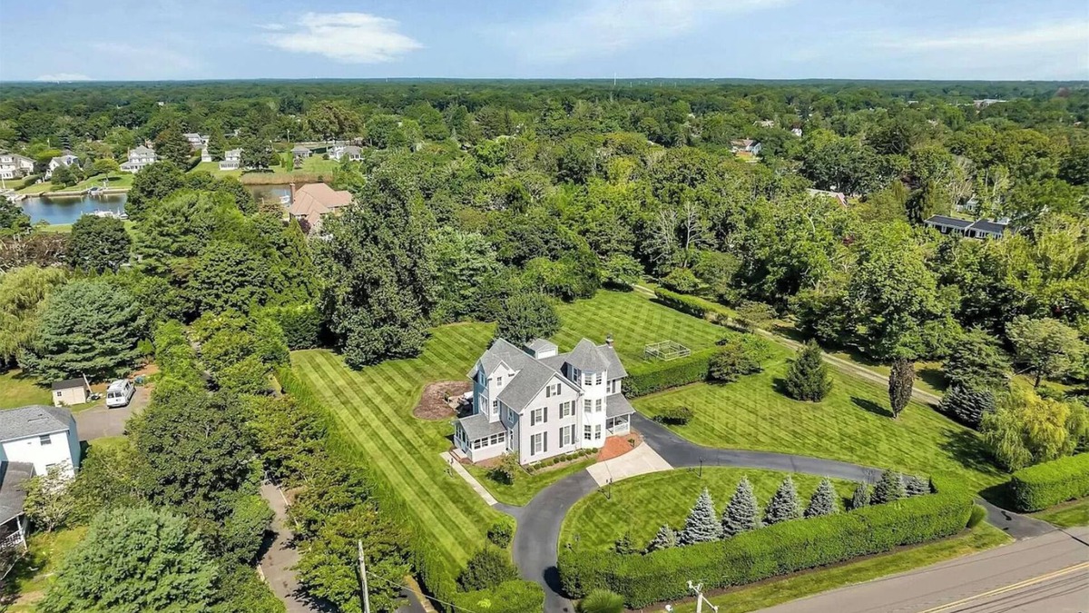 Center Moriches House | Long Island waterfront beauty sleeps up to 12, just minutes from Great South Bay