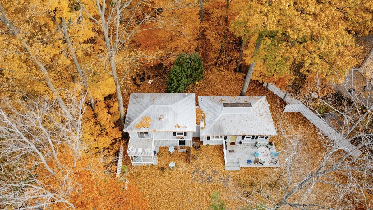 Traverse City Cottage | Long Lake Peninsula Traverse City 3BR Home. Swim,Kayaks,Bikes,Lake access,Pets