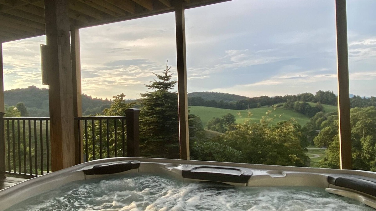 Boone Cabin | Long range views, Hot Tub, 1 mile to Blue Ridge Pkwy, 14 minutes to App Ski Mtn