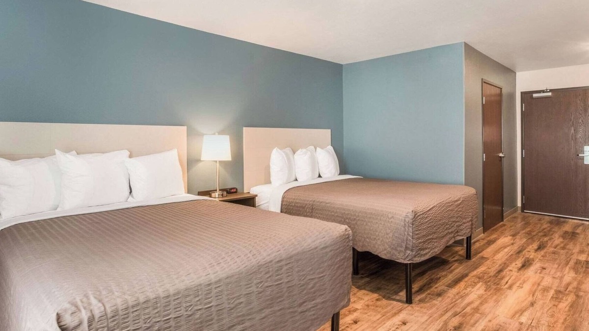 Newnan Hotel | Long-Stay Comfort in a Generous 2 Room w/Cooking Facilities & Cozy Work Desk