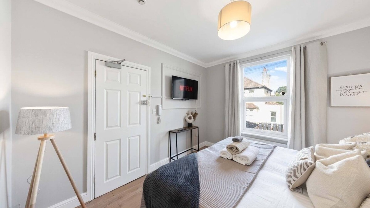 Gravesend Apartment | Long Stay Ready | King Bed | Kitchen | WiFi | Town